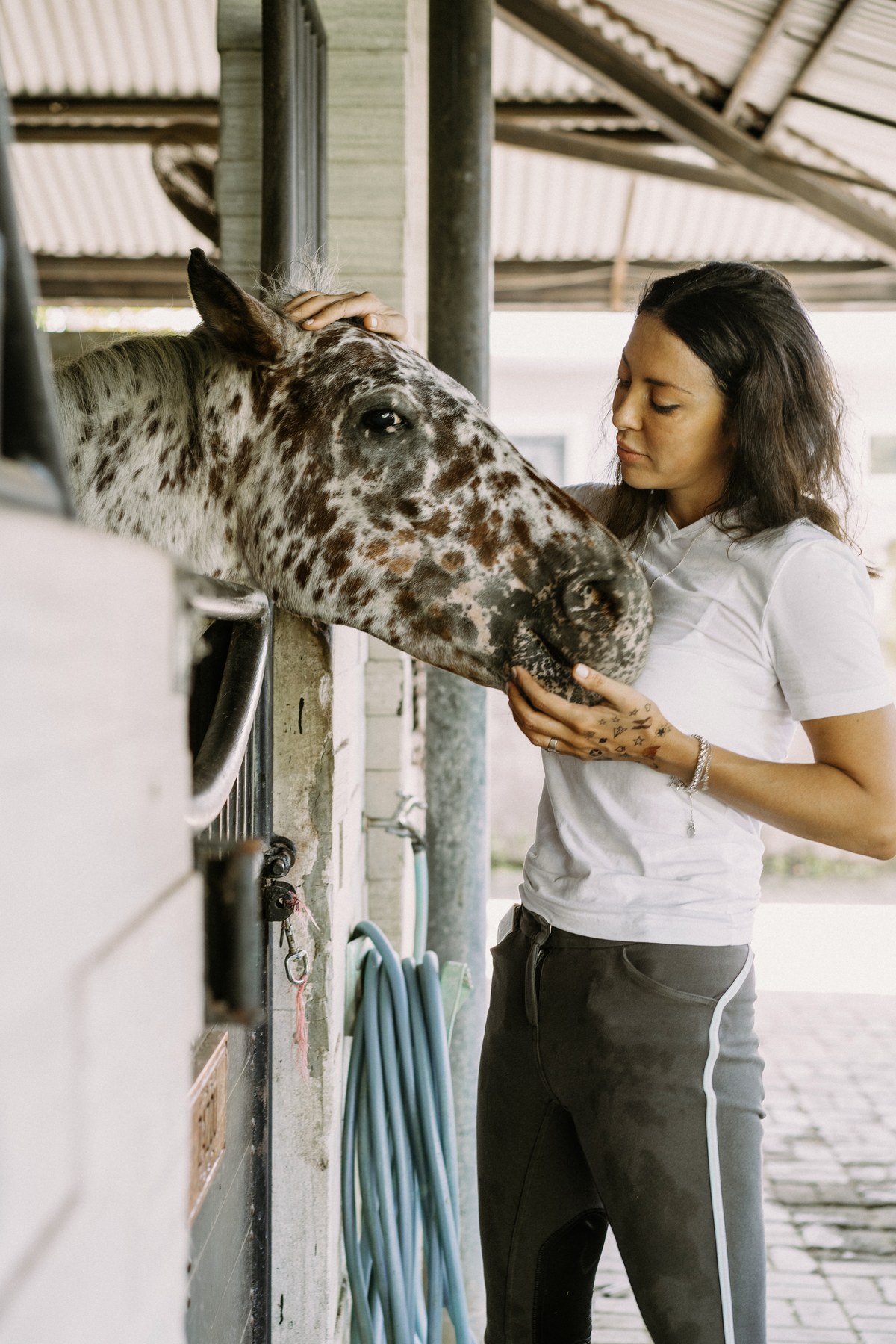 Mujer abrazando un caballo en un gesto de cariño y cuidado animal